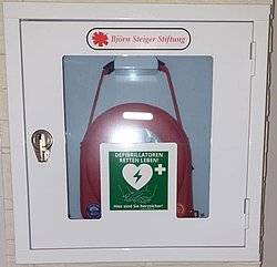April_2019_-_Defibrillator_an_der_GOBS