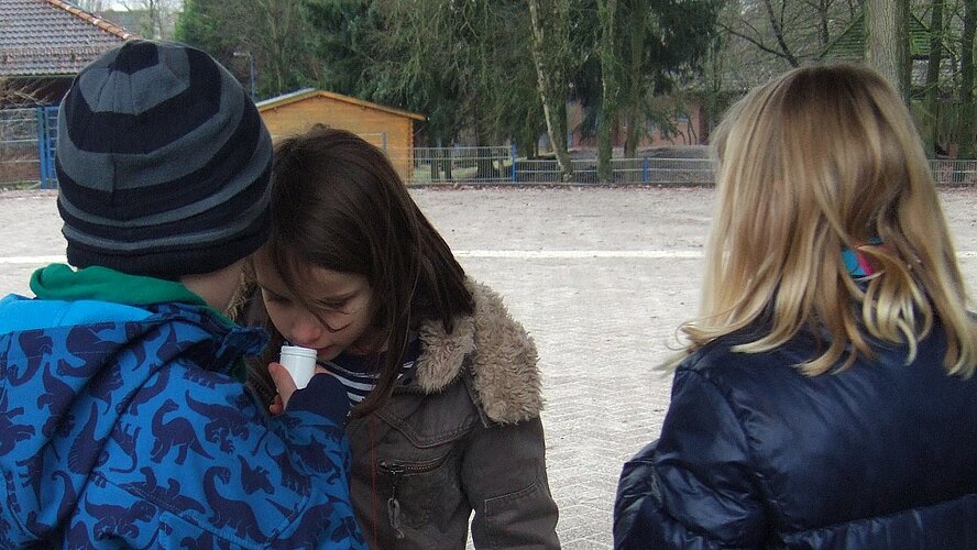 Kinder_riechen__was_drinnen_ist